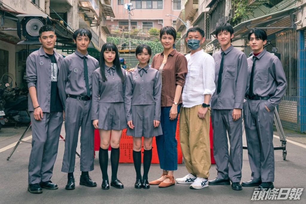 （左起）潘綱大、劉修甫、鄭煒齡、陳姸霏、梁詠琪、余杰恩（右二）及宋柏緯（右一）出席《聰明鎮》開鏡。